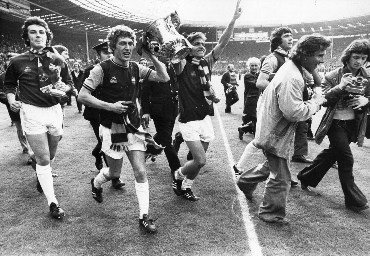 Mervyn Day (left) celebrates winning the FA Cup with his teammates