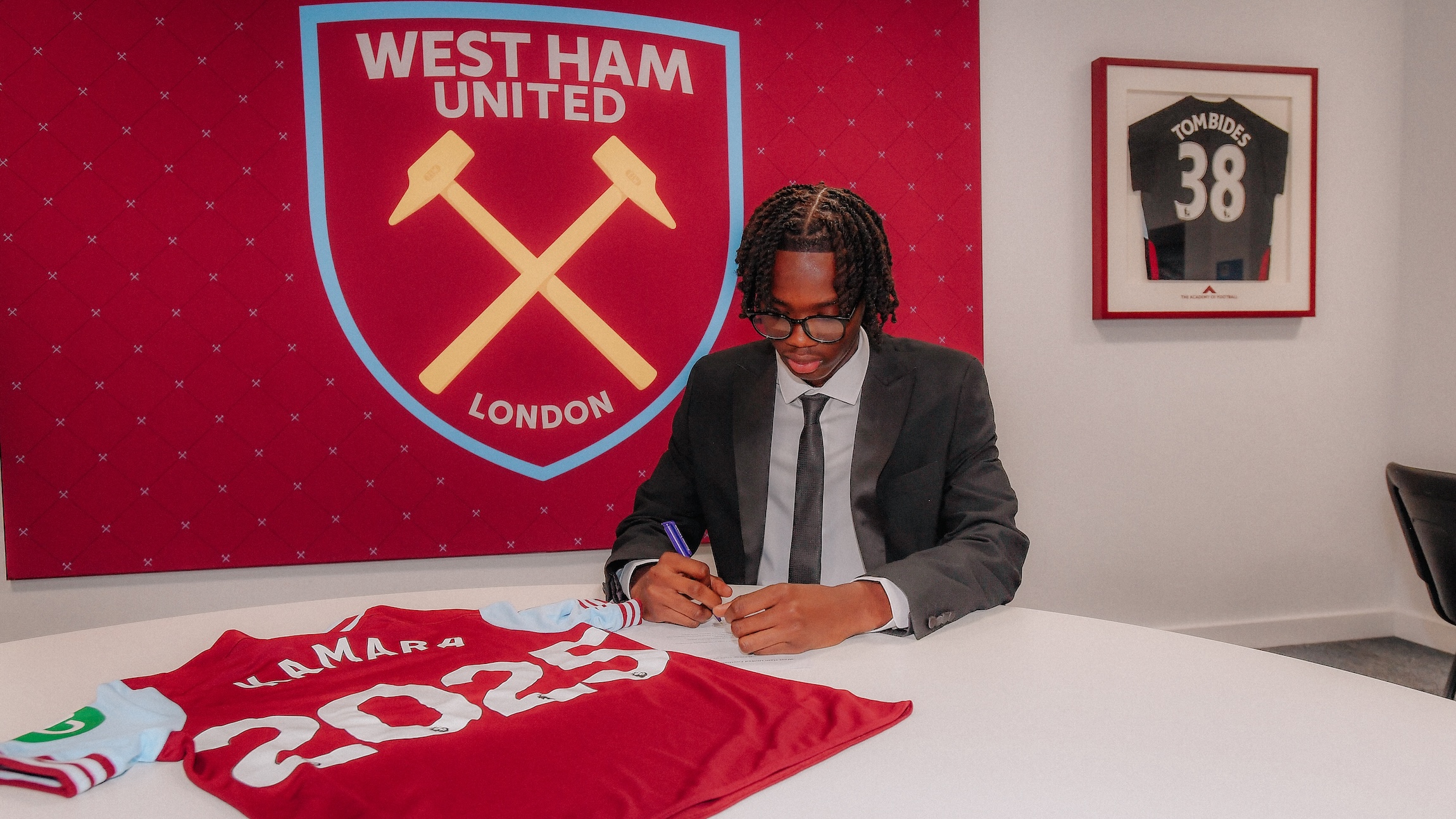 Aaron Kamara signs first professional contract