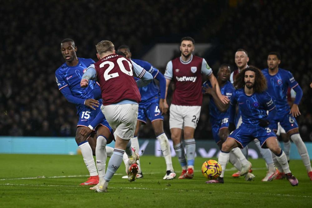 Jarrod Bowen shoots against Chelsea