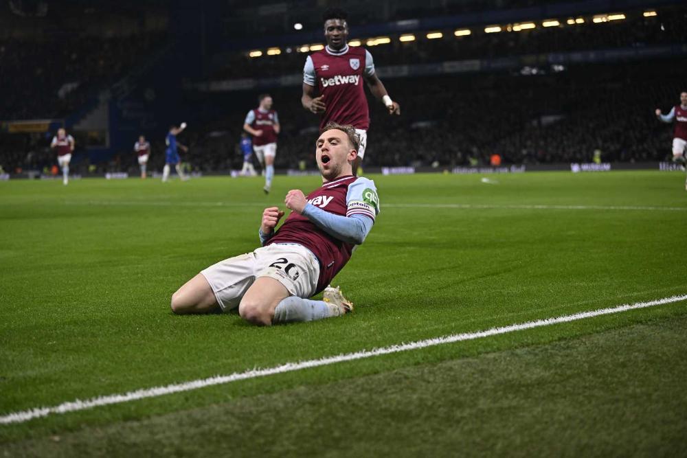 Jarrod Bowen celebrates his goal at Chelsea