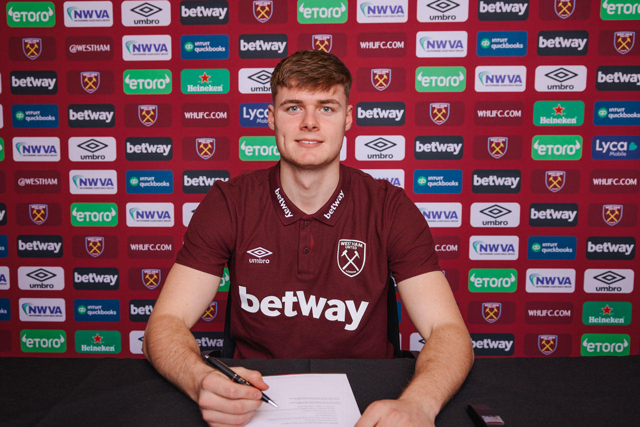 Evan Ferguson signs his West Ham United contract