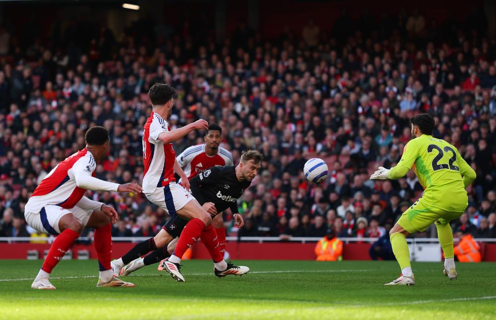 Jarrod Bowen scores at Arsenal