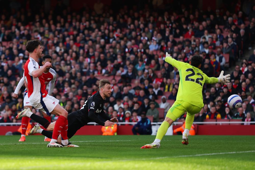 Jarrod Bowen scores at Arsenal