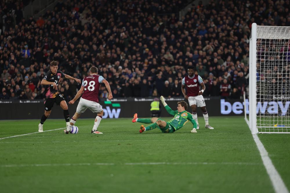 Tomáš Souček gives West Ham the lead against Leicester