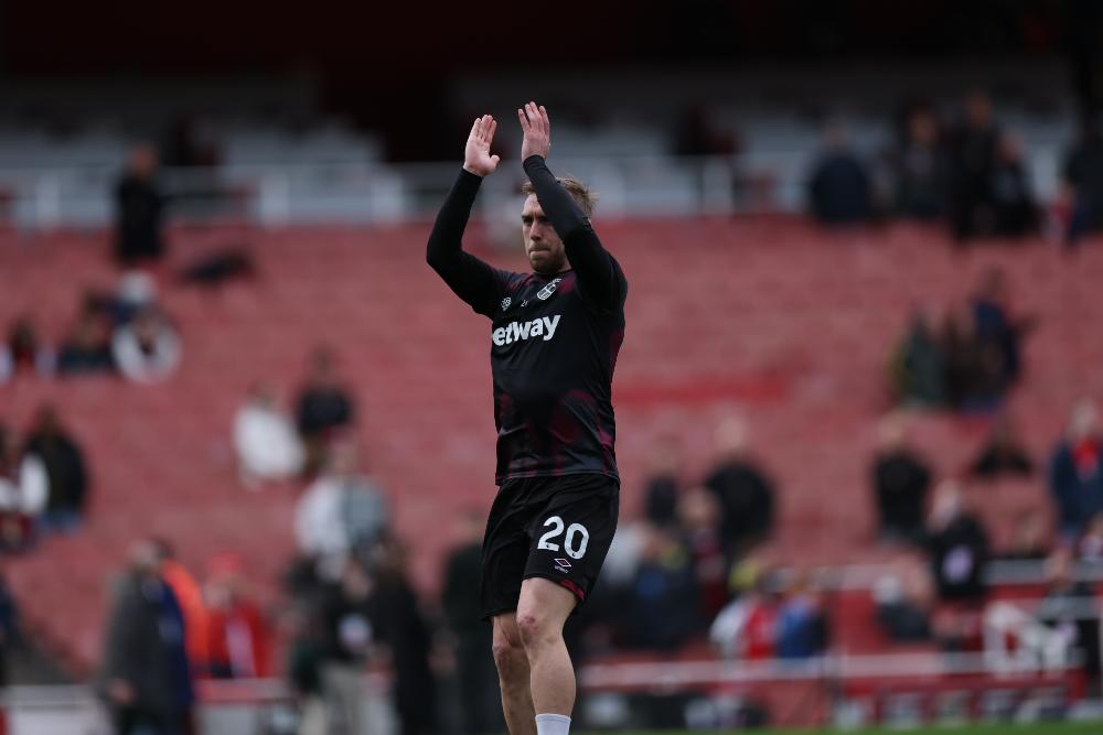 Jarrod Bowen warms up at Arsenal