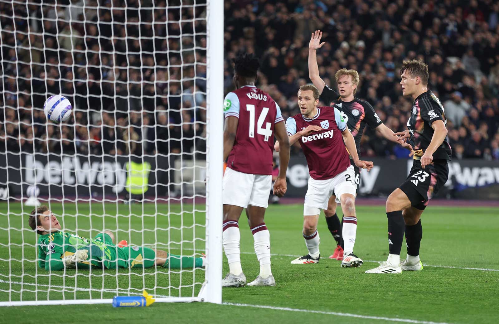 Tomáš Souček scores against Leicester