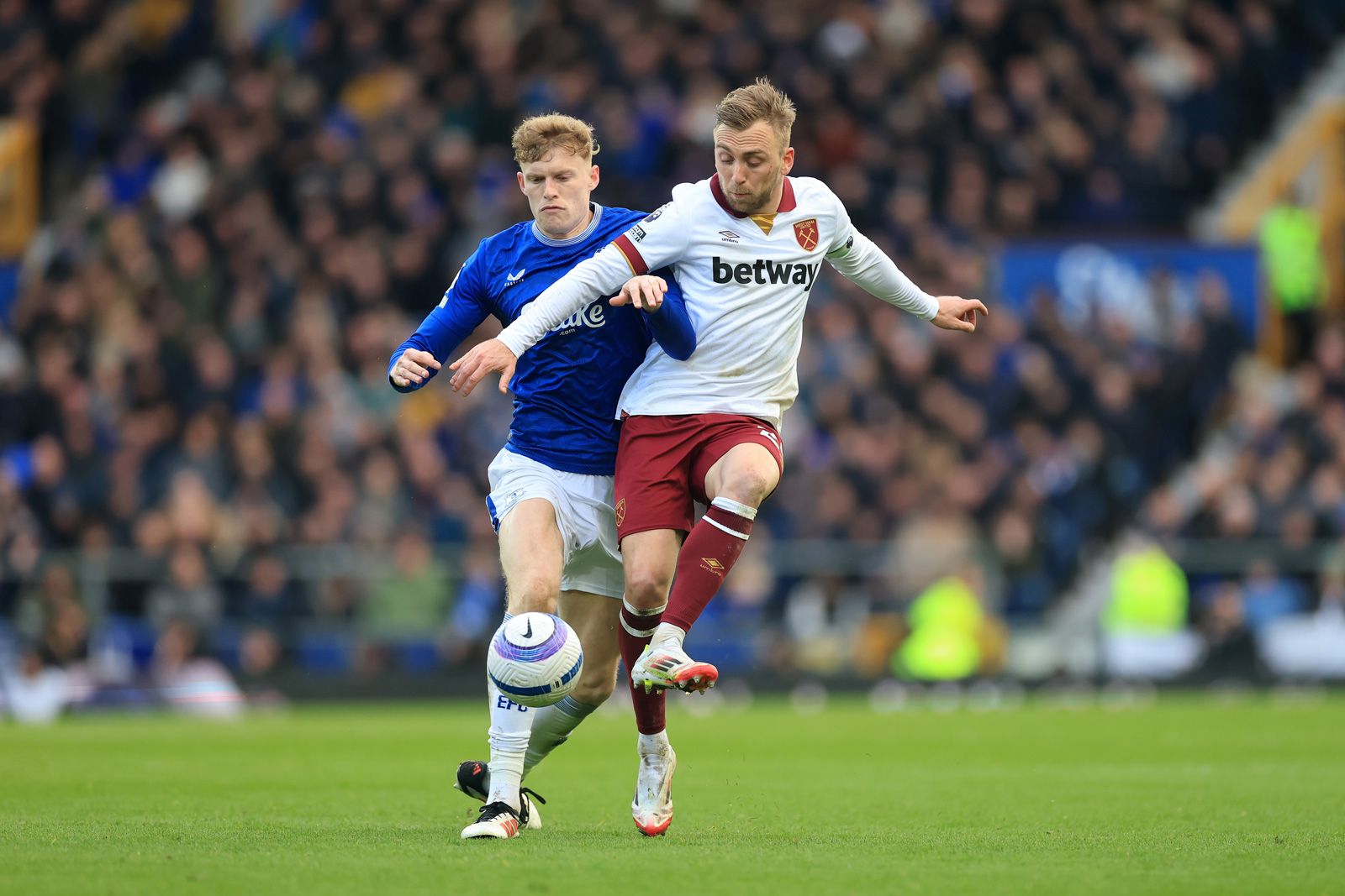 Jarrod Bowen battles with Everton's Jarrad Branthwaite