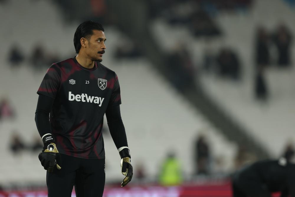 Alphonse Areola warms up ahead of facing Newcastle