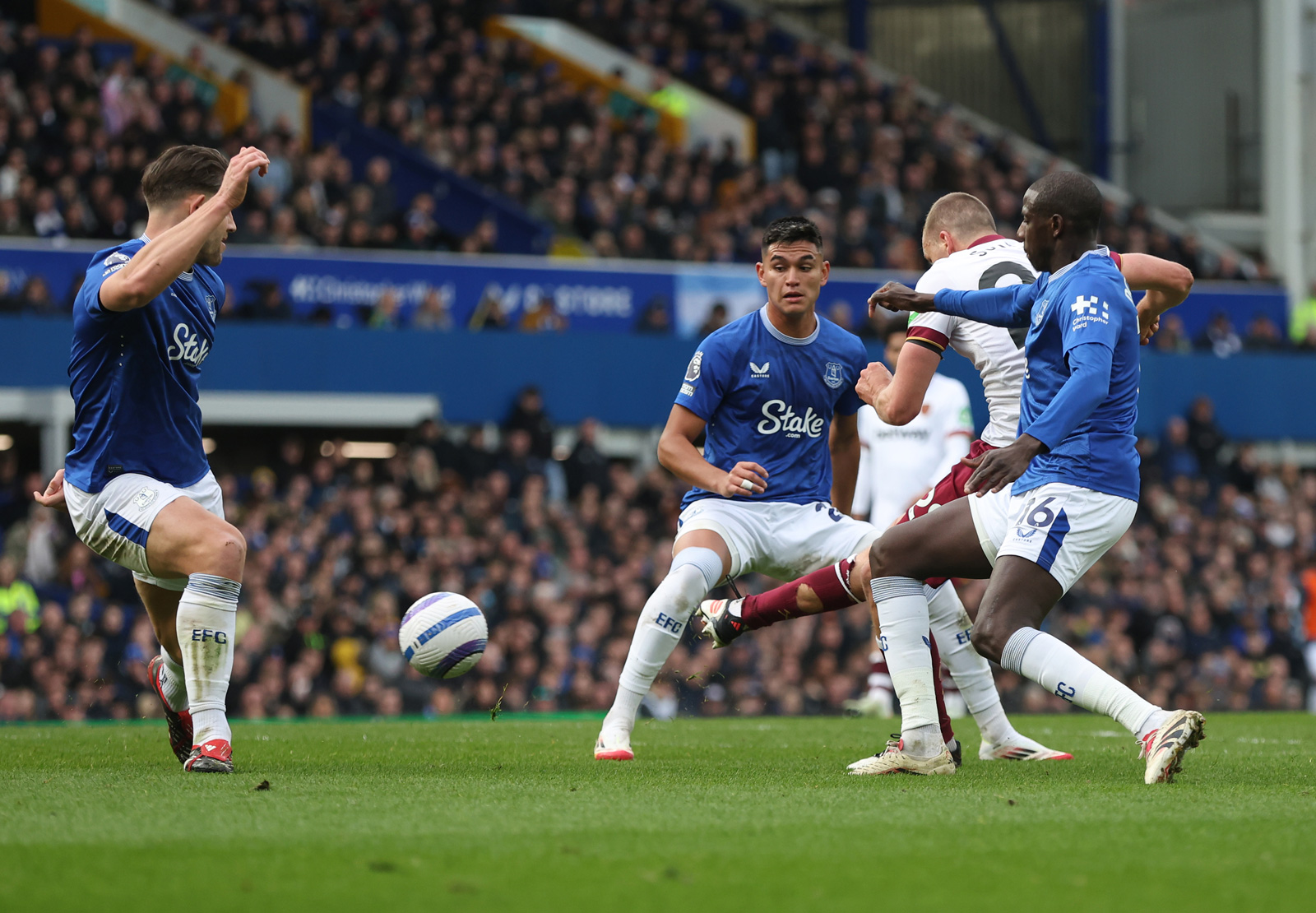 Tomáš Souček scores at Everton