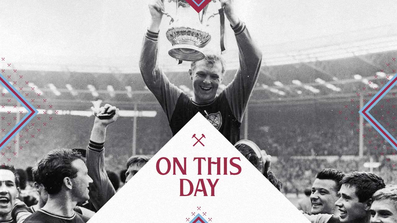 Bobby Moore lifts the 1964 FA Cup