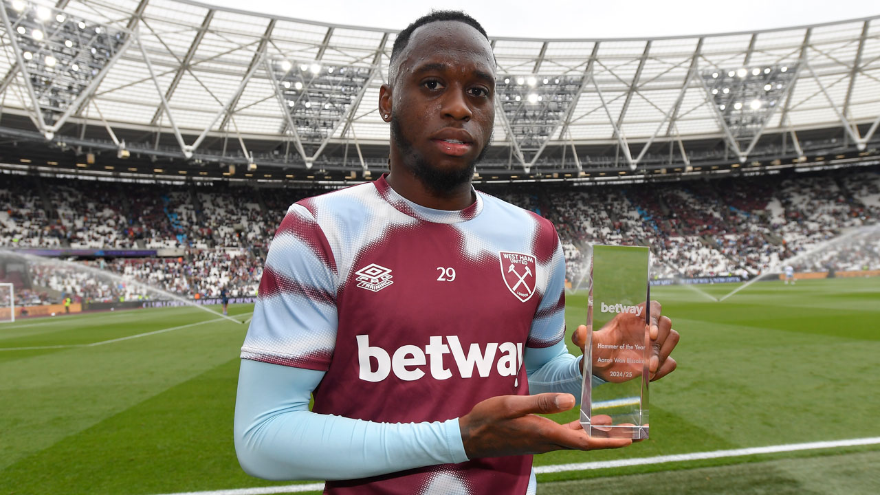 Aaron Wan-Bissaka with his Hammer of the Year trophy