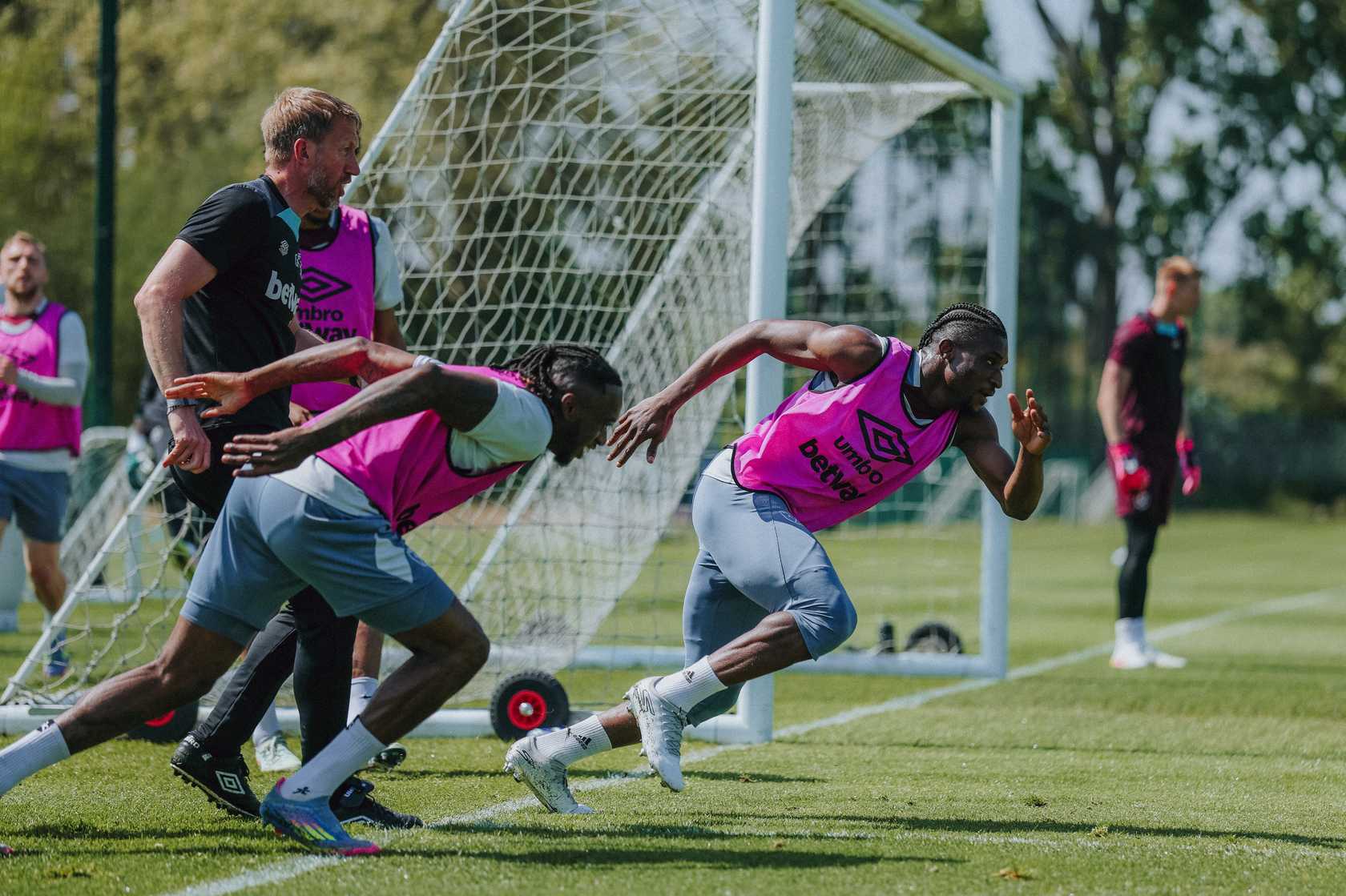 Graham Potter keeps an eye on Mohammed Kudus