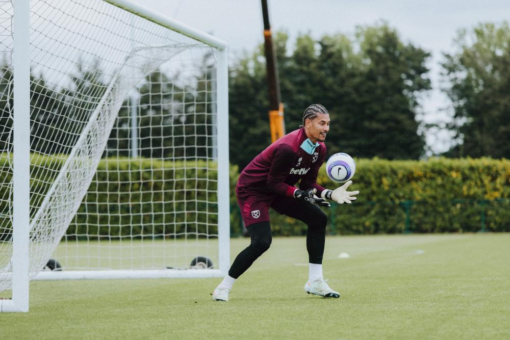 Alphonse Areola in training
