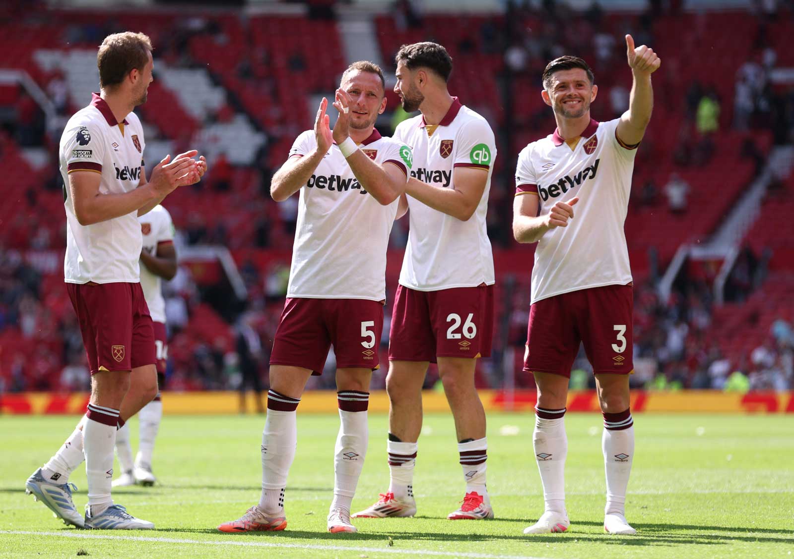 Maximilian Kilman joins Tomáš Souček, Vladimír Coufal and Aaron Cresswell in celebrating at full-time at Manchester United