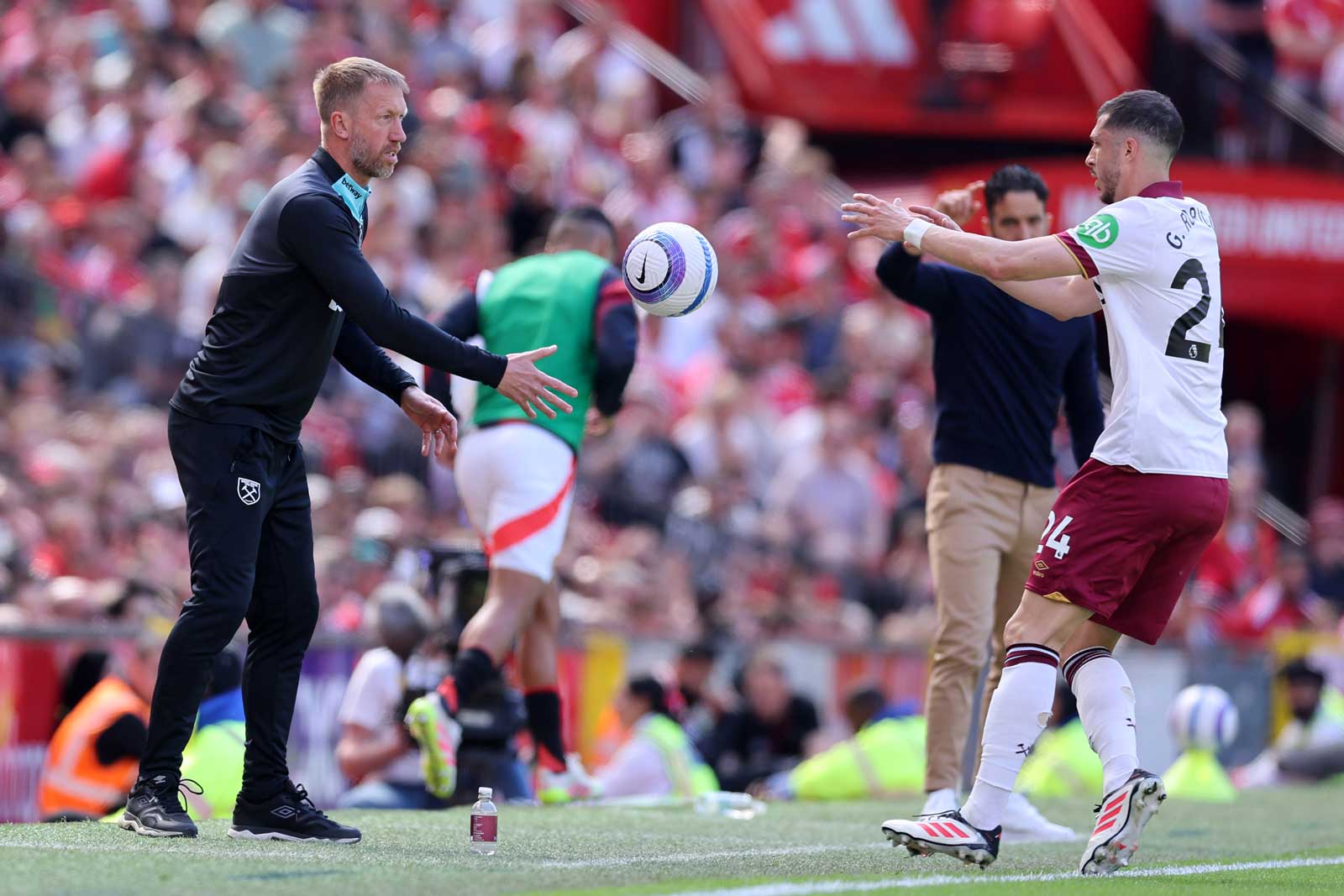 Graham Potter passes the ball to Guido Rodríguez