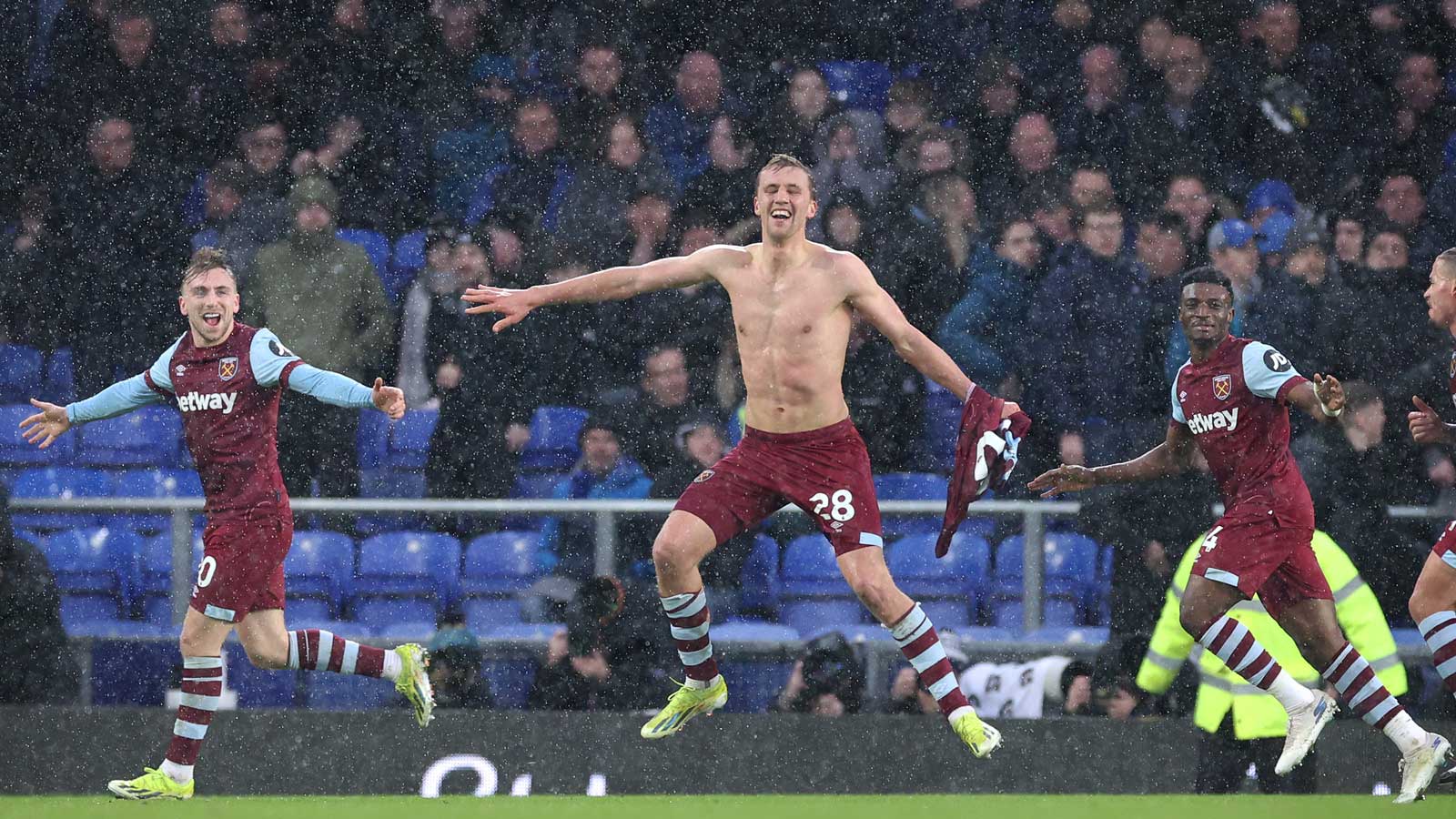 Tomás3 Souček celebrates his goal at Goodison Park