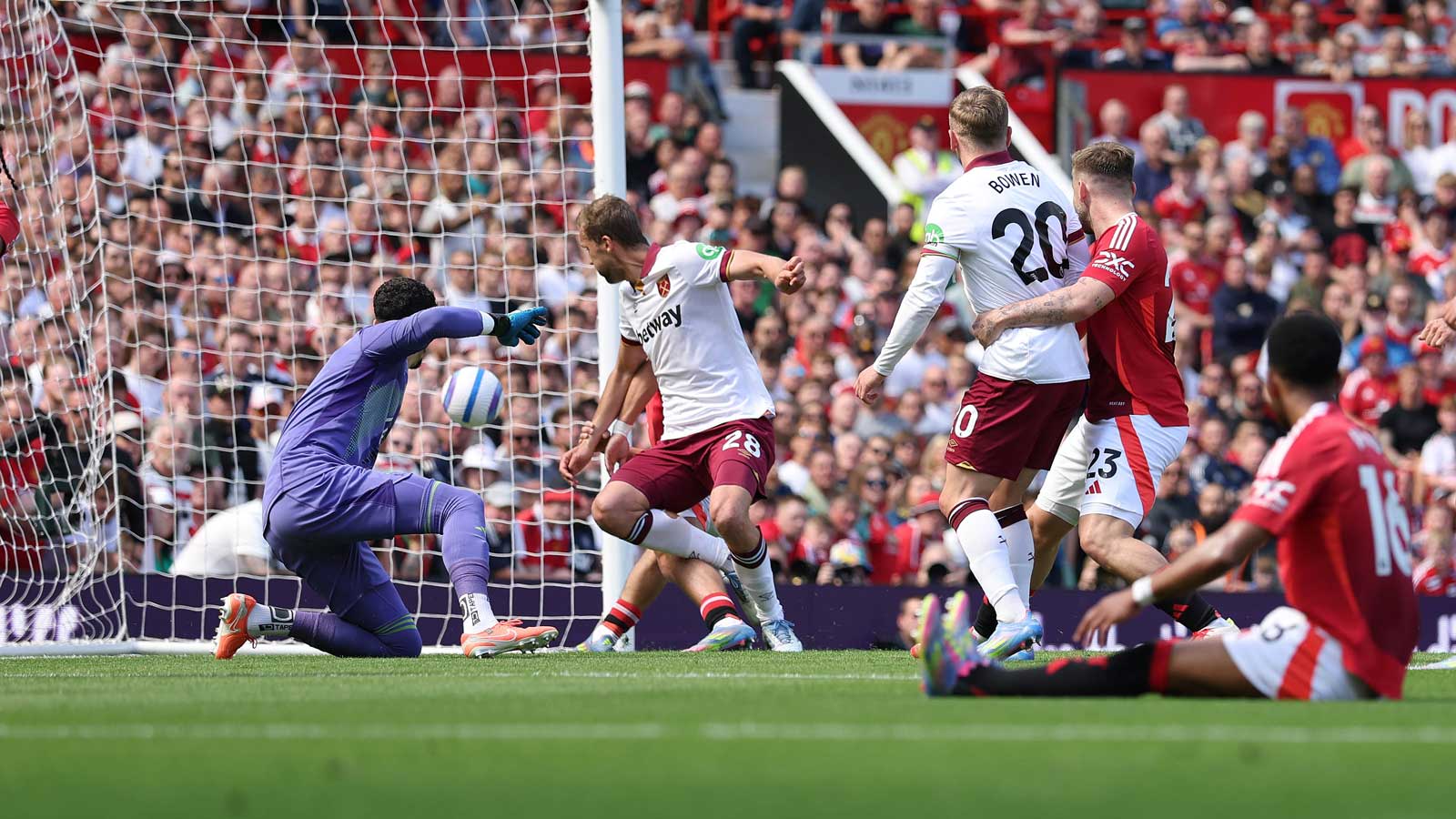 Tomáš Souček scores at Manchester United