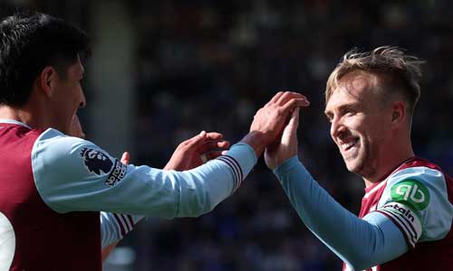 Jarrod Bowen celebrates a goal with Danny Ings