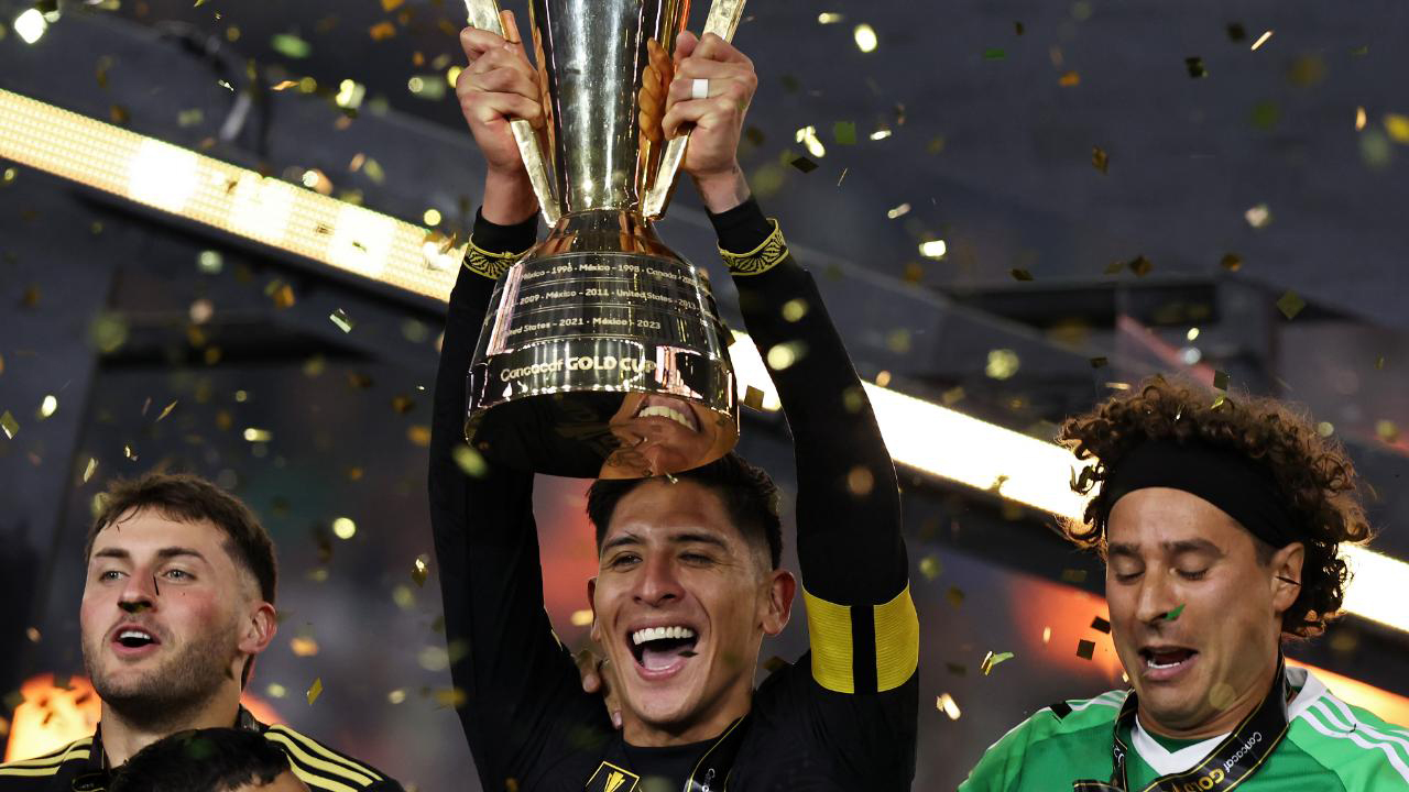 Edson Álvarez lifts the CONCACAF Gold Cup trophy