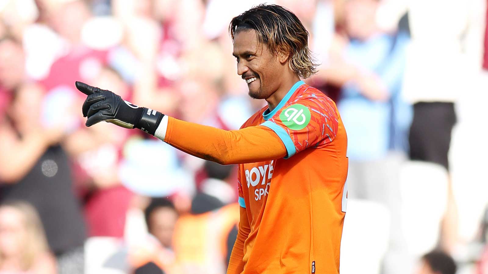 Alphonse Areola celebrates his penalty save against Lille