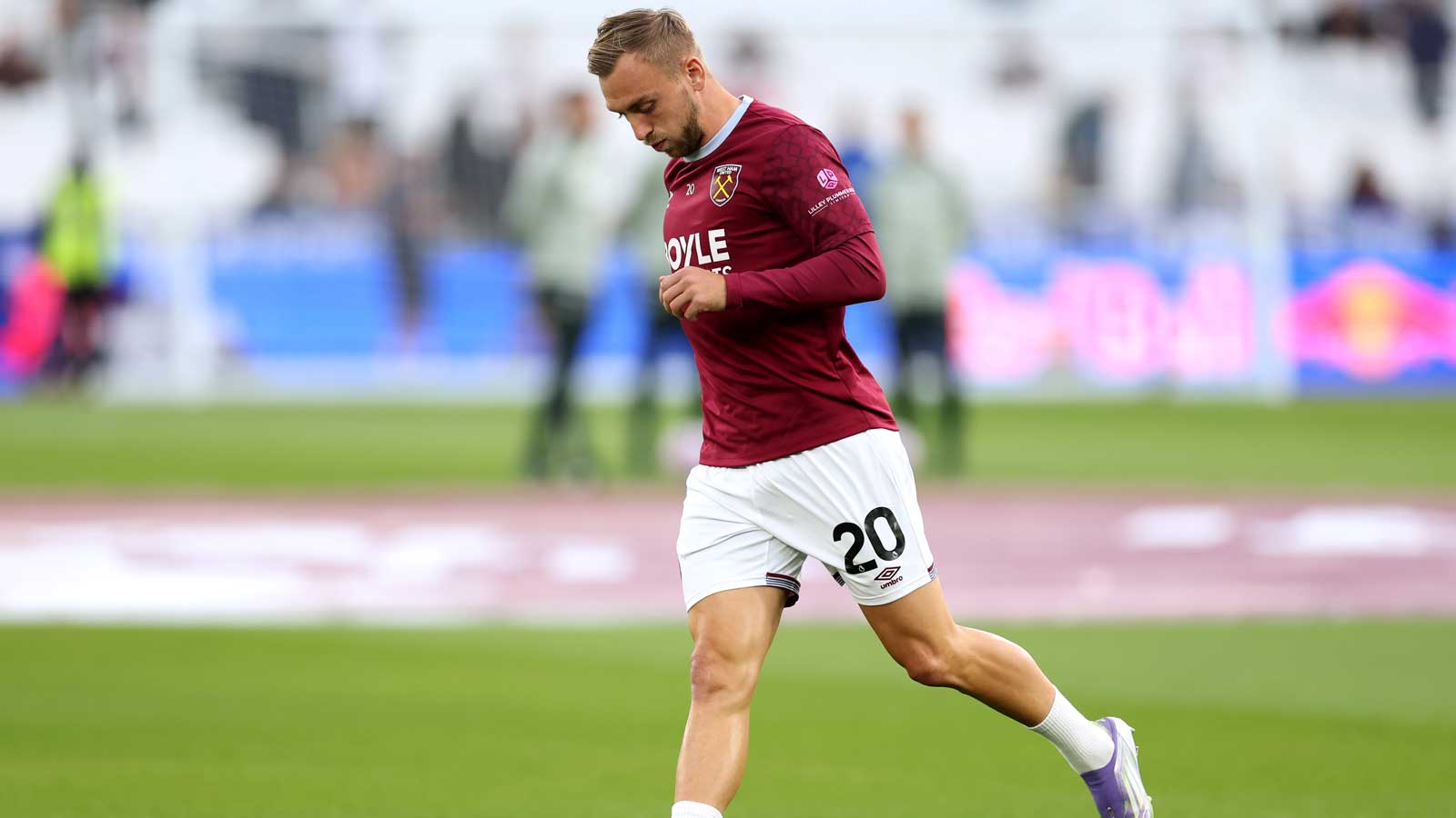 Jarrod Bowen warms up ahead of the Chelsea game