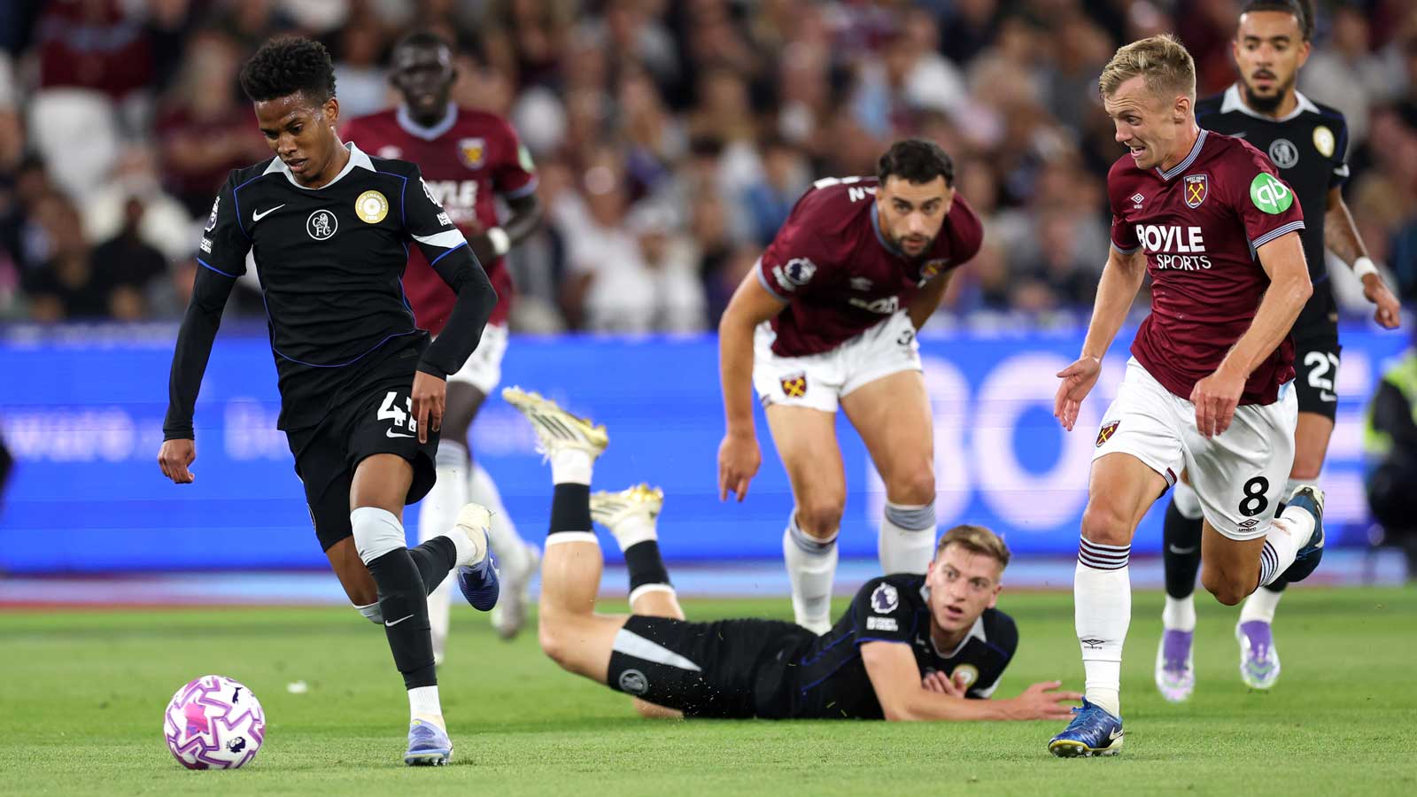 James Ward-Prowse chases Chelsea's Estêvão