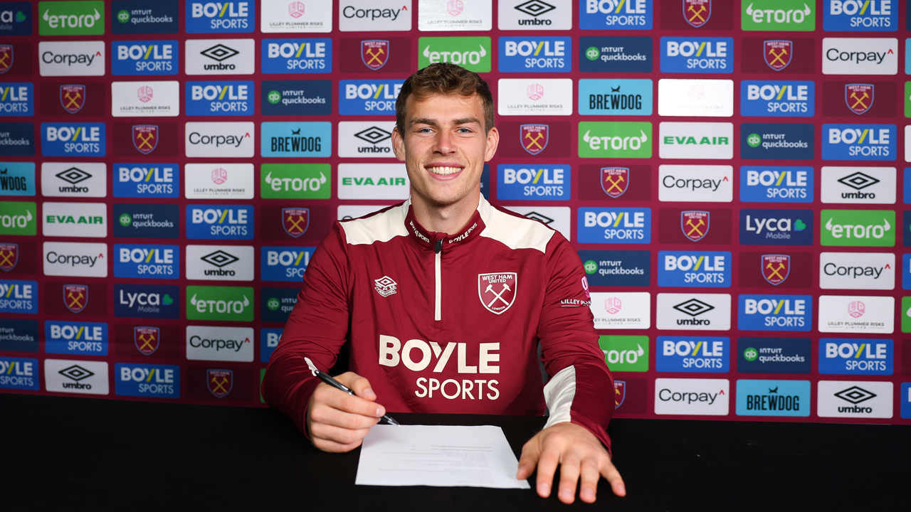 Mads Hermanen signs