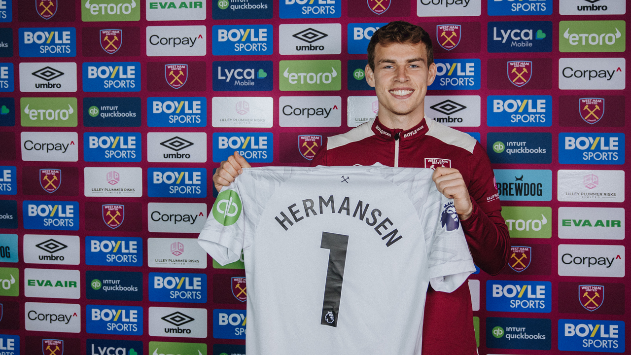 Mads Hermanen signs