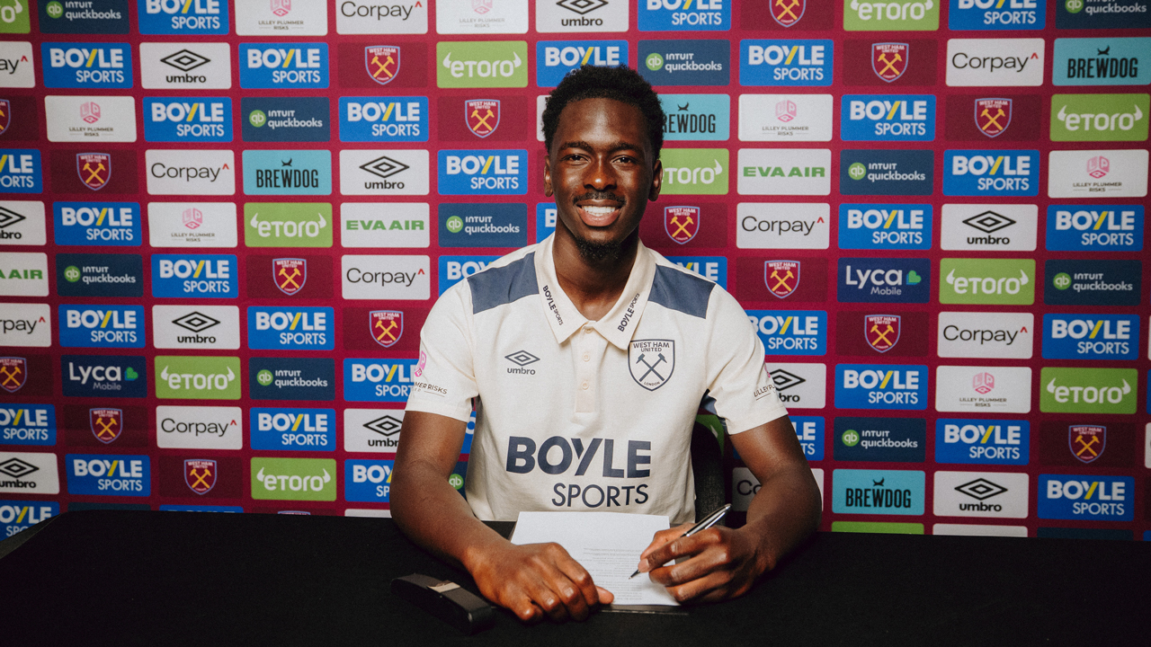 Magassa signs