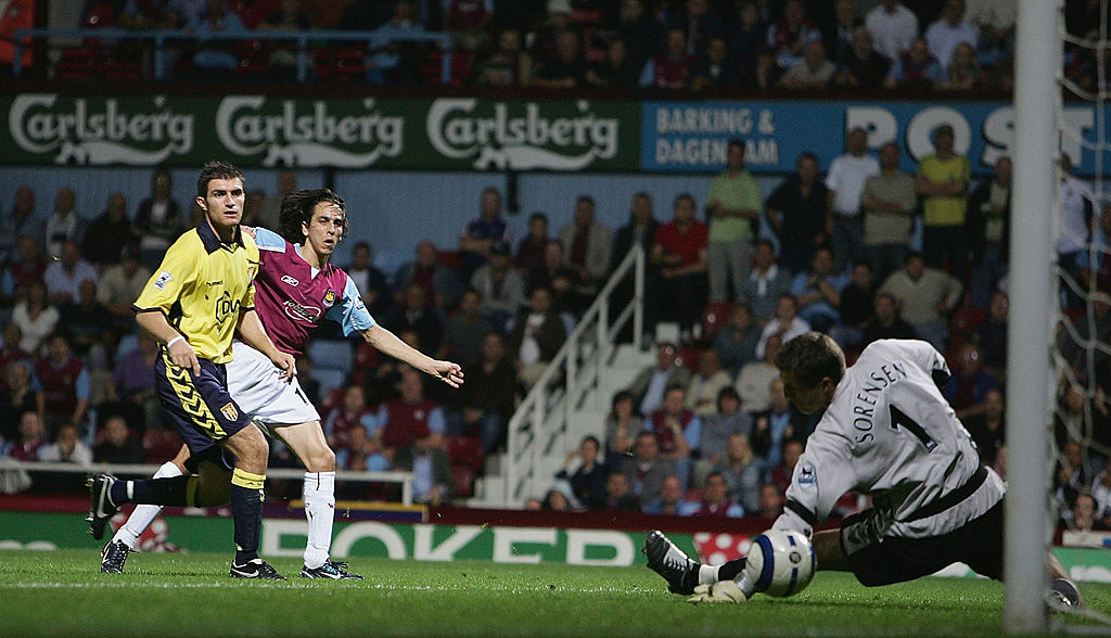 Yossi Benayoun scores