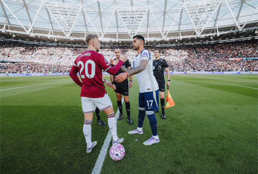 Jarrod Bowen and Cristian Romero shake hands prior to kick-off