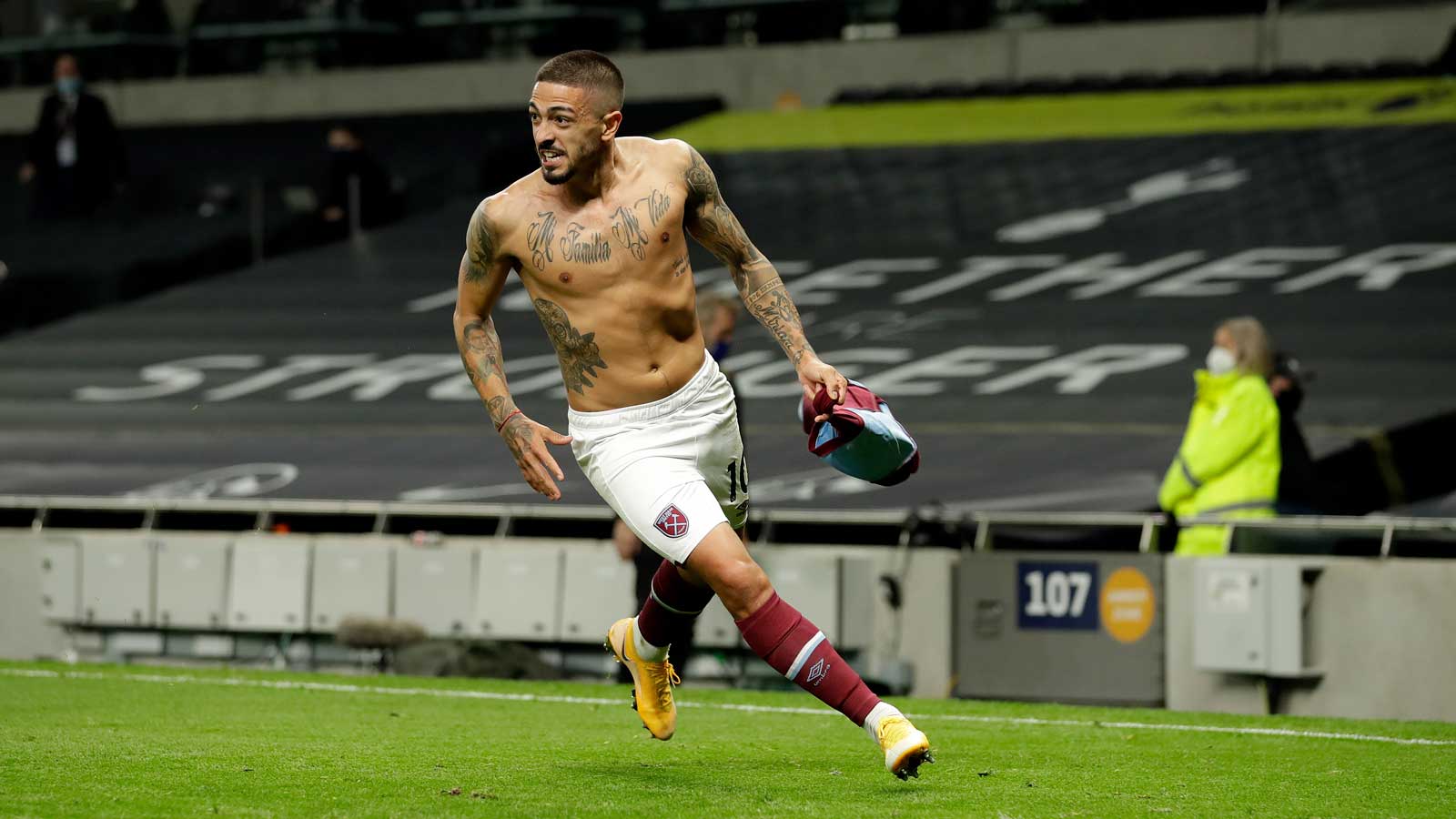 Manuel Lanzini celebrates his goal against Tottenham in 2020