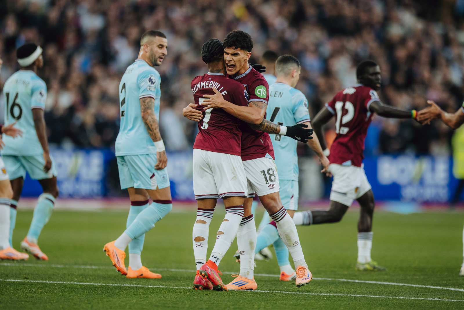 Mateus Fernandes celebrates with Crysencio Summerville