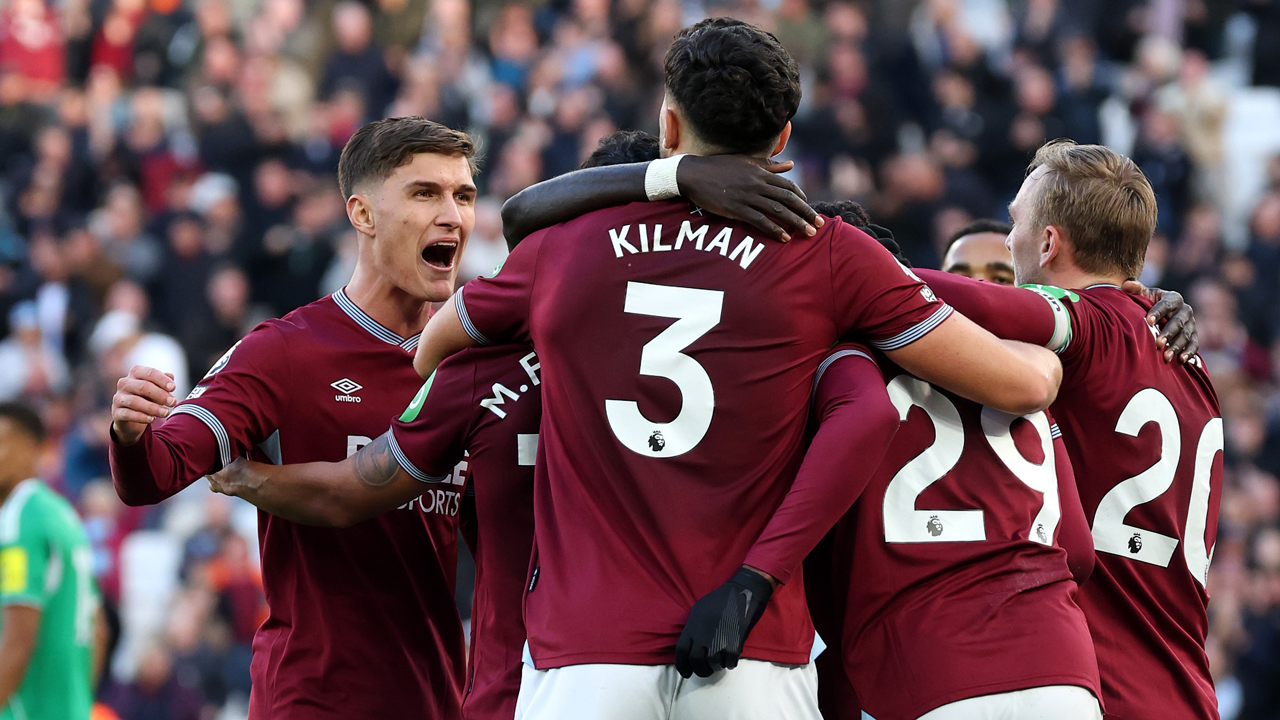 Freddie Potts celebrates with his teammates