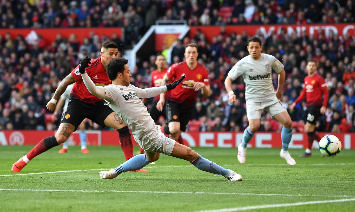Felipe Anderson scores at Manchester United