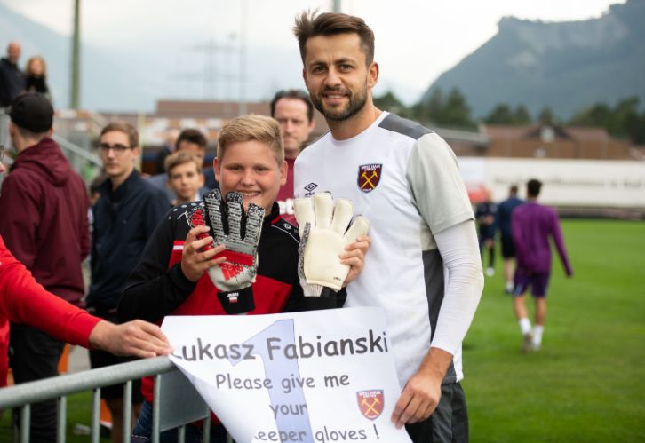 Lukasz Fabianski gave his gloves to young supporter Jonas Altenhof on Tuesday