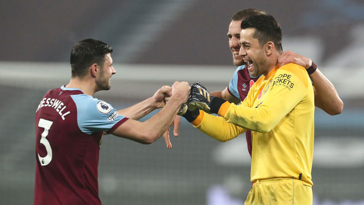 Aaron Cresswell and Lukasz Fabianski celebrate the 1-0 win over Fulham