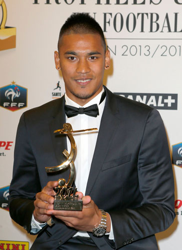 Alphonse Areola with his Ligue 2 Goalkeeper of the Year award