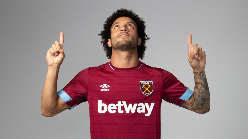 Felipe Anderson points to the sky
