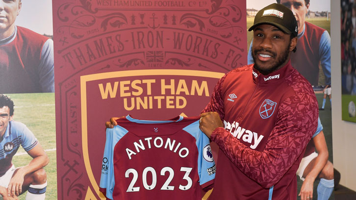 West Ham United extends Michail Antonio contract