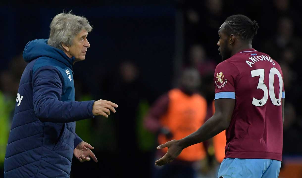 Manuel Pellegrini gives instructions to Michail Antonio