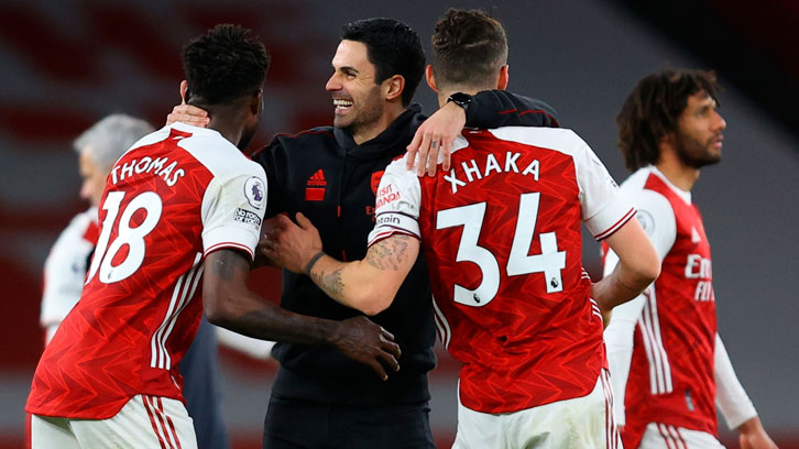 Mikel Arteta with his players