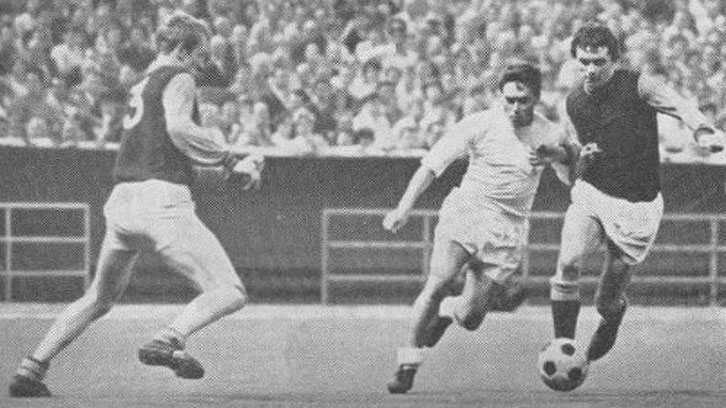 Hammers Bill Kitchener (3) and Peter Bennett close in on Pirri of Real Madrid