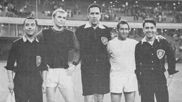 Mark van Gelder (English linesman from Houston), Bobby Moore, Larry King (referee from St. Louis), Francisco Gento, Alberto Nasuti (Argentinian Linesman from Houston)