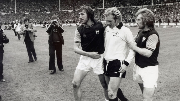 Billy Bonds consoles Bobby Moore after the 1975 FA Cup final