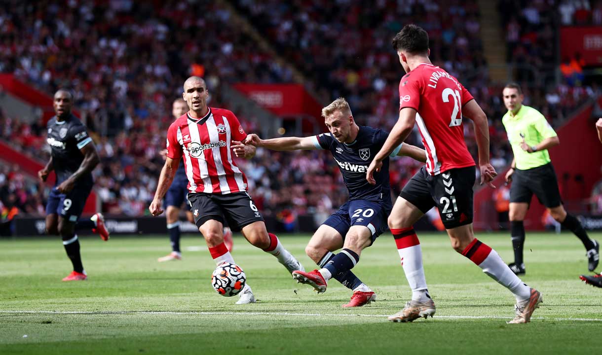 Jarrod Bowen shoots for goal at Southampton