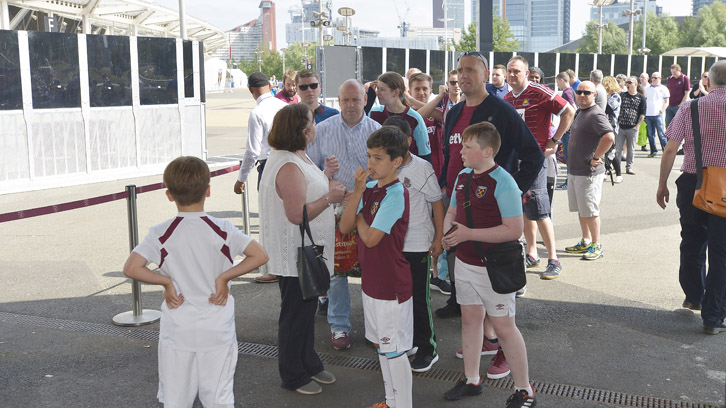 Legends Brooking and Bonds delight fans at Store Signing