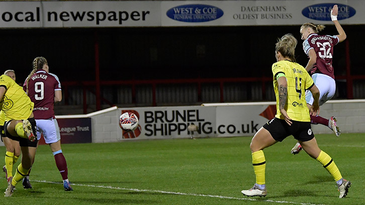 Dagný Brynjarsdóttir scoring against Chelsea