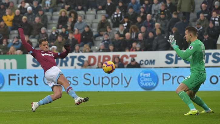 Chicharito scores at St James' Park