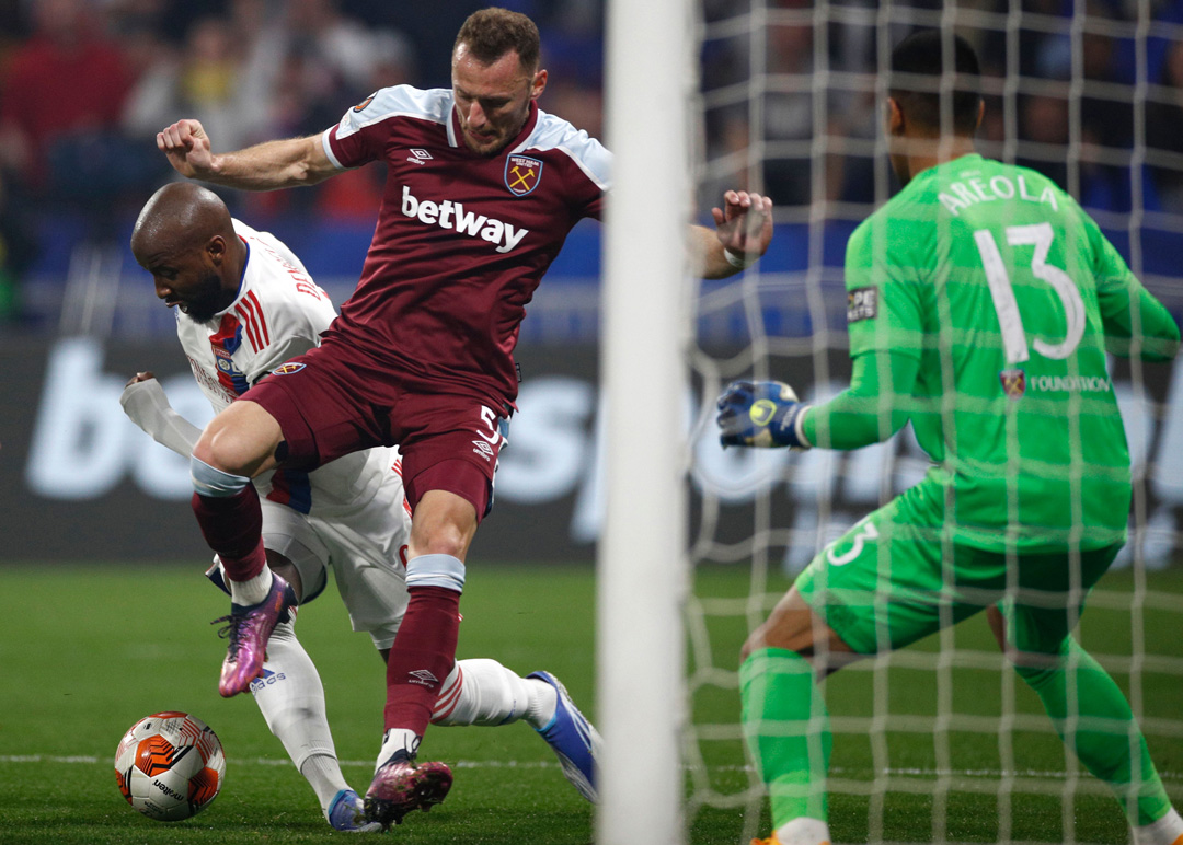 Vladimir Coufal denies Lyon's Moussa Dembele